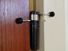 De deurdranger: hoe werkt het? - Bericht - Webshop | Bespaar eenvoudig op gas, water en energie